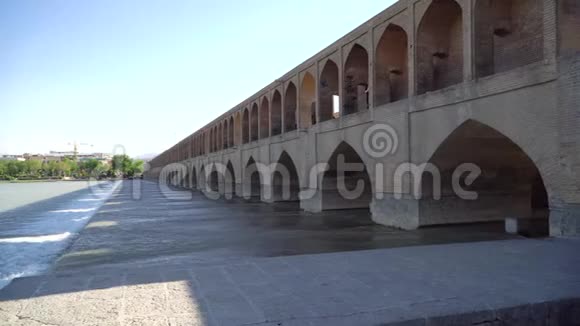 伊朗伊斯法罕最古老的桥梁之一由33座拱桥组成的SioSePol或桥下的Zayandeh河视频的预览图