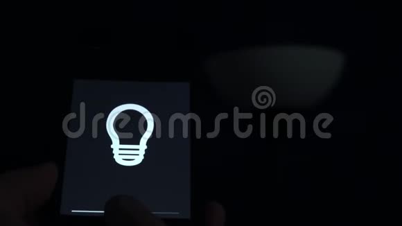 智能家居男人用手机上的应用程序控制灯光视频的预览图