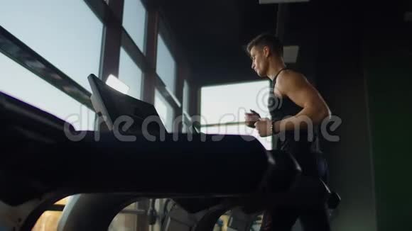 年轻的运动男女在运动健身房的跑步机上运动视频的预览图