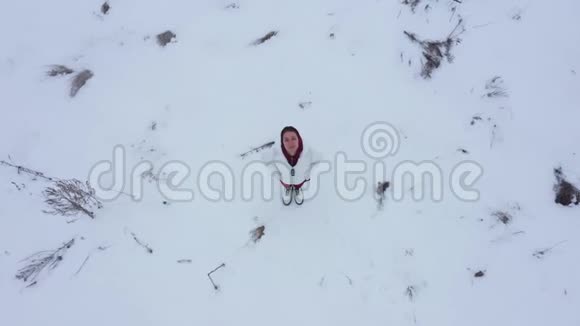 冬季野外空中女孩视频的预览图