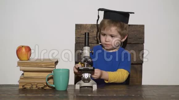 聪明的孩子概念面部表情严肃的孩子拿着显微镜第一个对学习感兴趣的人视频的预览图