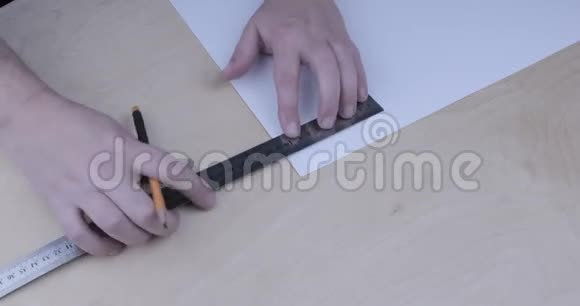 男性用铅笔和金属尺在纸上画一条线视频的预览图