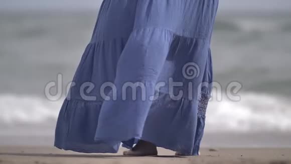女人裙在海岸的风中发展视频的预览图