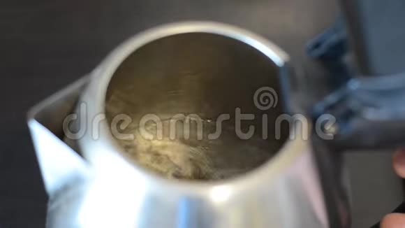 水在电热水壶里沸腾视频的预览图