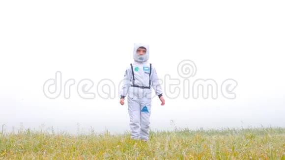一个穿着宇航员服装的男孩正试图像火箭一样起飞视频的预览图