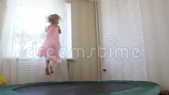 女孩在蹦床上跳视频的预览图