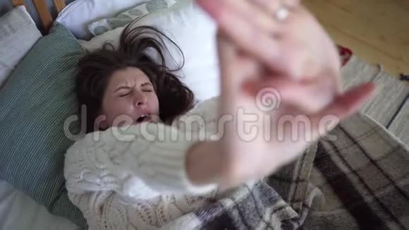 美丽的女人在她的床上醒来伸展和打哈欠清晨视频的预览图