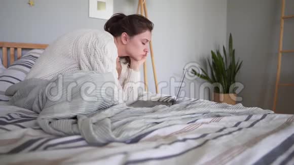家里在笔记本电脑上工作的压力和疲劳一个女人在家工作到早晨后揉眼睛视频的预览图