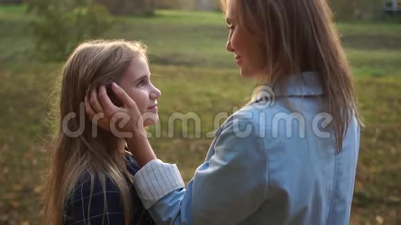 少女拥抱她妈妈波特女孩子穿着随意的风格母亲日子母亲和女儿肖像视频的预览图