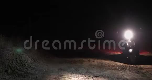 晚上一个骑着拖把的人在乡间小路上停下来点上一支烟边看边等视频的预览图