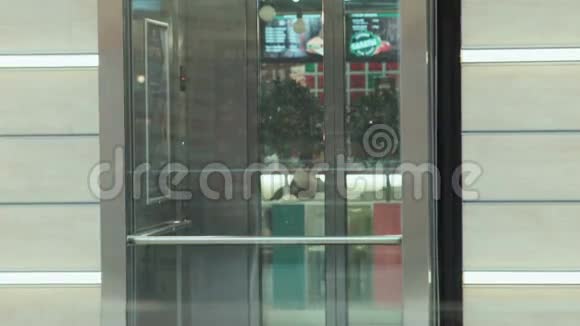 两个女孩走进电梯走进商场视频的预览图