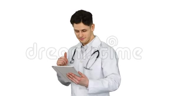 漂亮自信的医生在阅读了白色背景的结果后用平板电脑跳舞视频的预览图