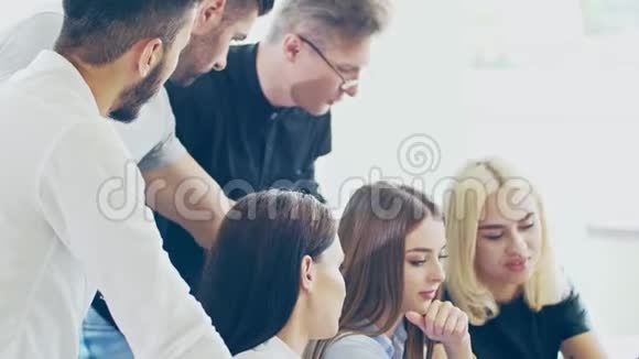 男女之间的合作男女在团队中意见不一忙于办公室工作视频的预览图