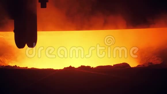 钢在露天熔炉中熔化会产生火花和烟雾视频的预览图