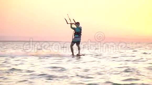 风筝冲浪者在空中表演特技从水中跳跃五彩缤纷的天空视频的预览图