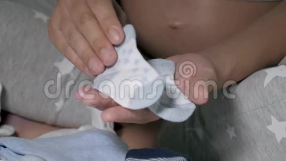 孕妇双手托起婴儿袜视频的预览图