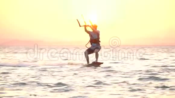 埃及一个人正从水中高空跳跃风筝冲浪特技表演视频的预览图