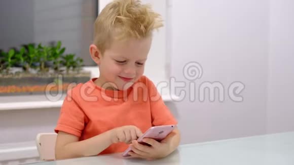 小金发男孩讲视频给他的女朋友打电话用未来的数字透明全息显示最新视频的预览图