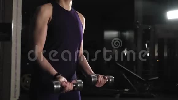 运动的年轻女子在健身房举重运动与体重训练视频的预览图