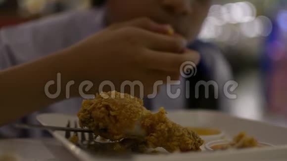 可爱的女学生在自助餐厅吃炸鸡视频的预览图