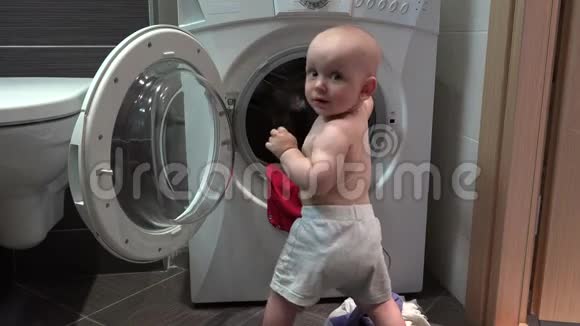 幼儿在浴室里玩洗衣机视频的预览图