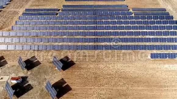 在太阳能电池板上的一个直线运动镜头视频的预览图