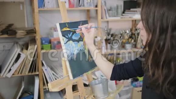 女人用油画特写等艺术画笔作画视频的预览图