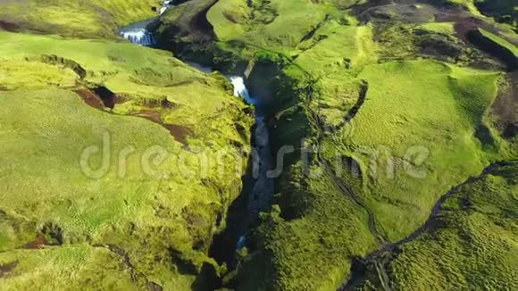 在冰岛的埃亚法亚拉火山下飞越斯科加尔河视频的预览图