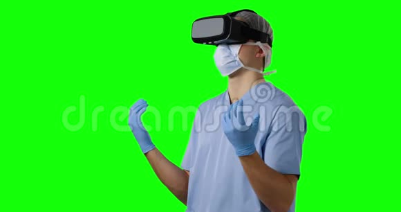 外科手术和VR耳机的年轻外科医生视频的预览图