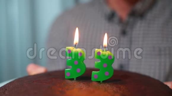 生日那天那个人吹灭了蛋糕上的蜡烛视频的预览图