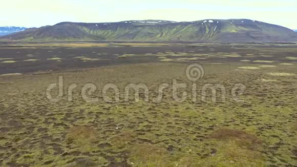 无人驾驶飞机飞越冰岛巨大的火山高原视频的预览图