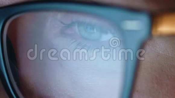 戴眼镜的女人看着显示器和上网监视器屏幕反映在眼镜上极端极端视频的预览图