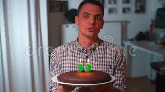他生日那天拿着蛋糕唱一首生日快乐的歌视频的预览图