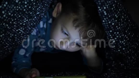 宝贝在电话里看视频在布兰克的床上视频的预览图