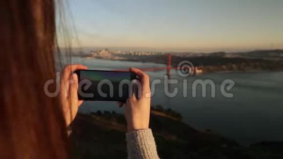 在旧金山金门大桥拍照的女人视频的预览图