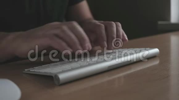 一个男人在电脑键盘上打字的手视频的预览图
