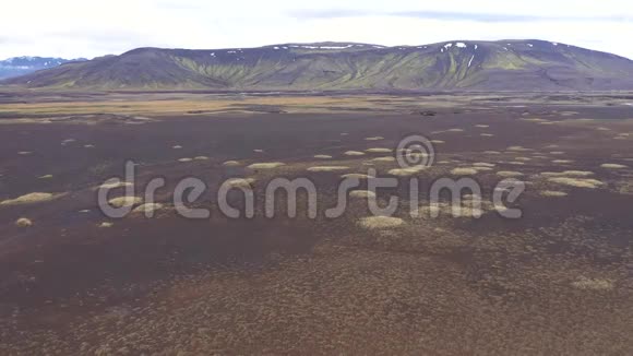 无人驾驶飞机飞越冰岛巨大的火山高原视频的预览图