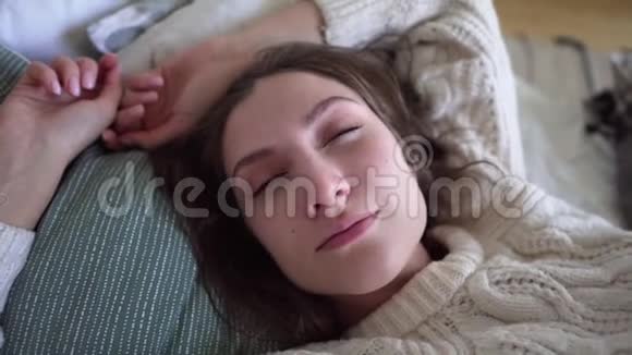 一位快乐的年轻女性在节日冬季清晨醒来的特写镜头视频的预览图