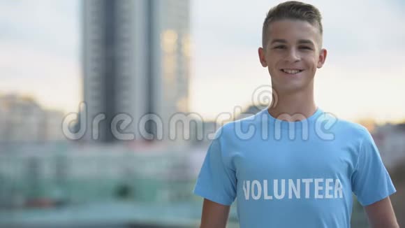 快乐的高中生穿着志愿者t恤微笑相机人道主义援助视频的预览图