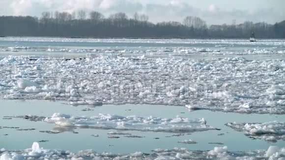 冬季河流冰流视频的预览图