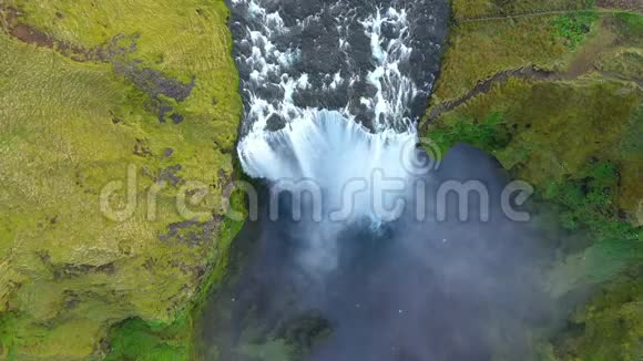以无人驾驶飞机视角鸟瞰冰岛的斯科加沃斯瀑布视频的预览图