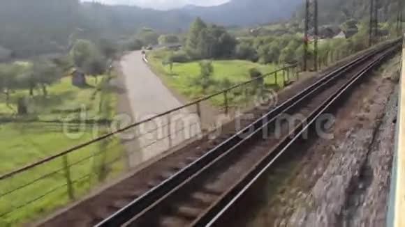 乘火车经过大桥到达喀尔巴阡山视频的预览图