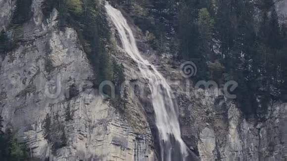 瑞士的高山瀑布视频的预览图
