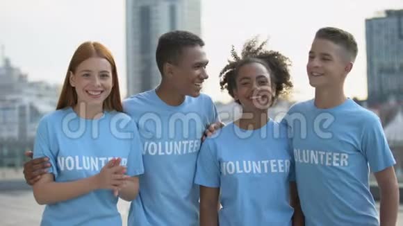 微笑青年志愿者t恤看相机社会团队合作帮助视频的预览图