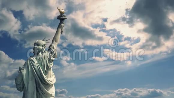 自由女神像面对梦幻般的天空视频的预览图