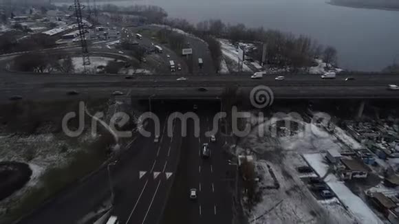 空中无人机飞行从上往下看高速公路繁忙的城市高峰时间交通拥堵的高速公路视频的预览图