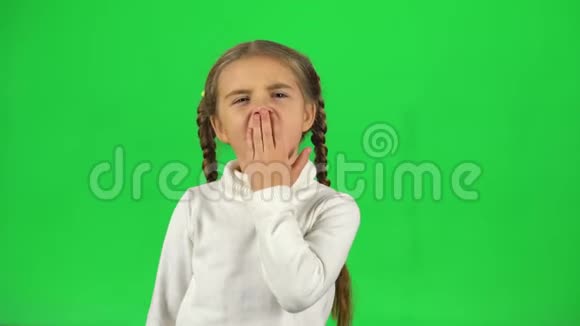 小女孩开始打哈欠她想睡觉绿色屏幕视频的预览图