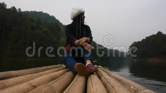 泰国妇女到庞恩格湖划船竹筏上旅游坐下来休息视频的预览图