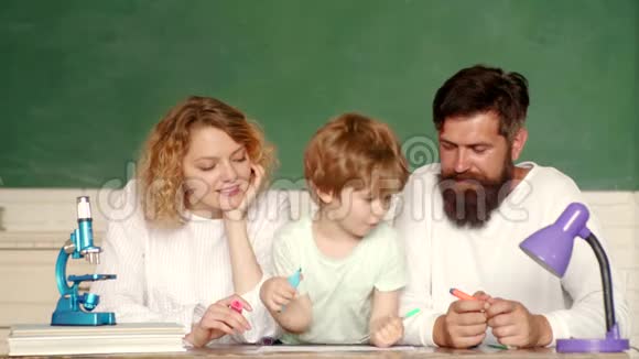 母子一起上学学校的孩子第一次上学有趣的小孩和家人一起玩视频的预览图