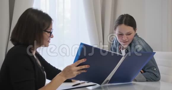 女教师给少女上私人课个别课视频的预览图